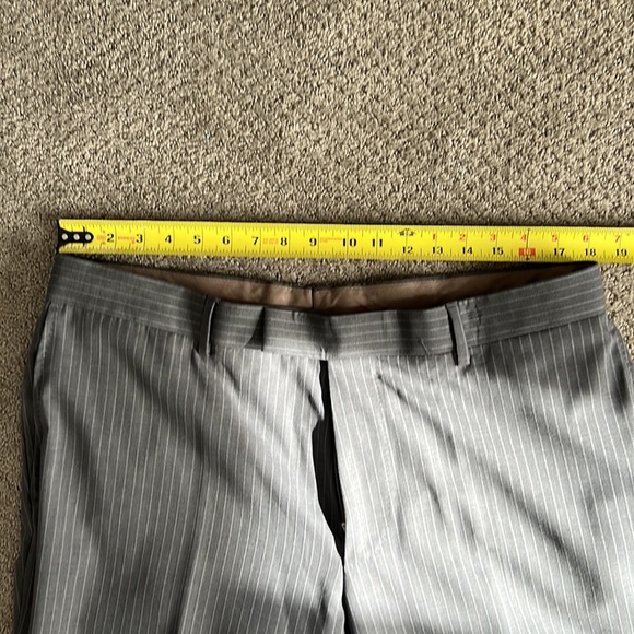 Elegant Hugo Boss Pin Stipe 2 Piece Suit -Super 130 - 100% Wool - Picture 10 of 11